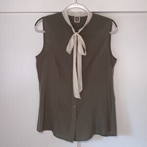 Green button‎ down blouse